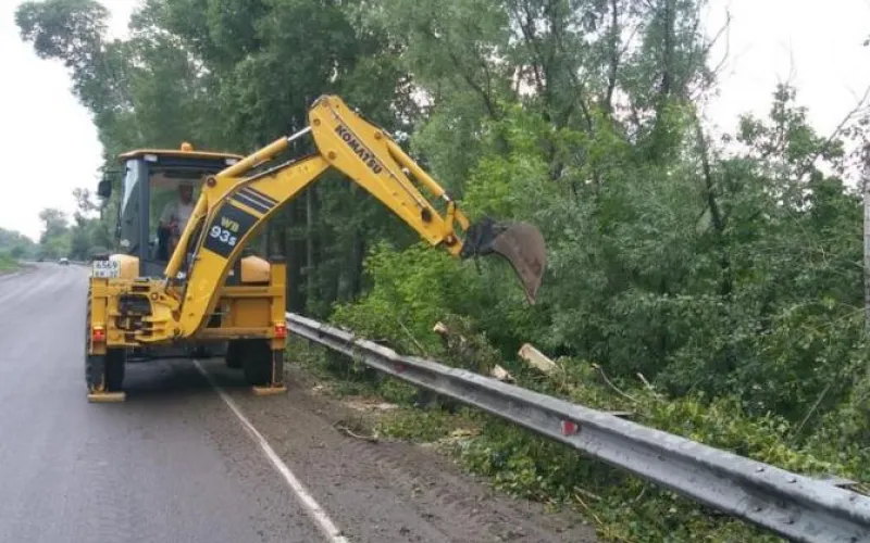 Дорожные службы устранили последствия урагана на въезде в Барнаул