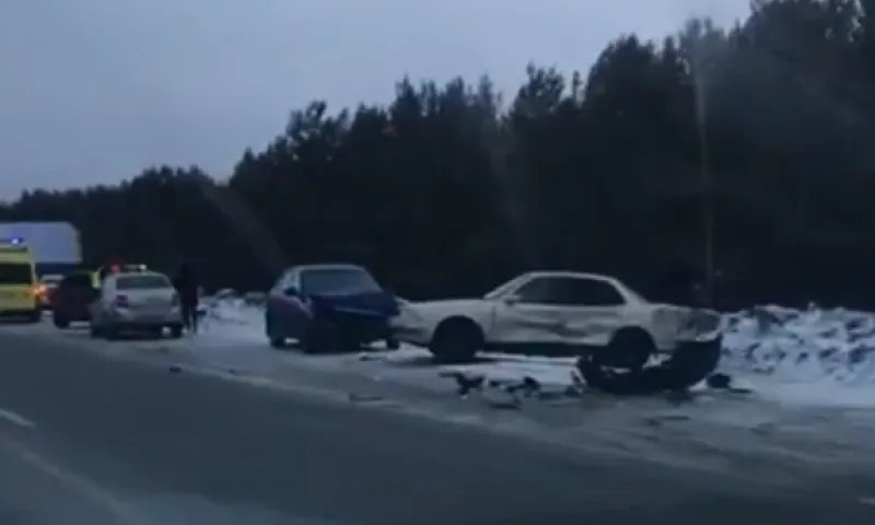 Несколько автомобилей столкнулись на въезде в Барнаул