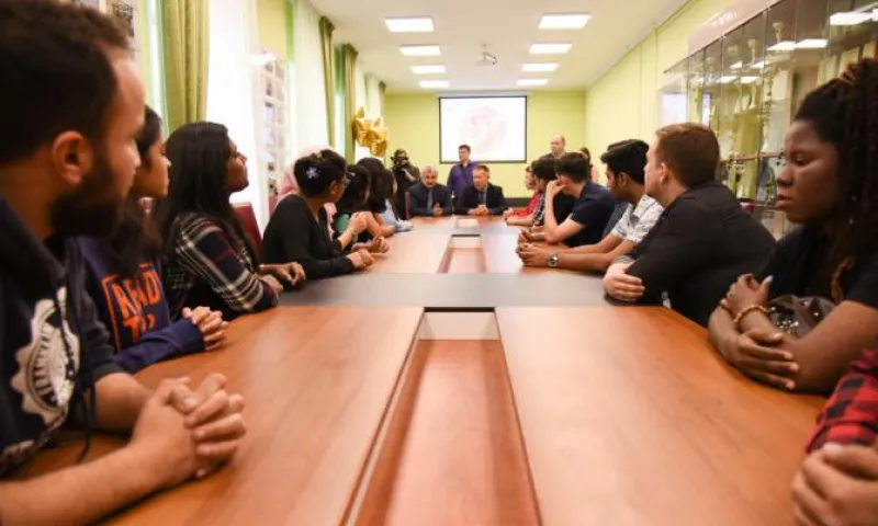 Николай Герасименко встретился с иностранными студентами Алтайского медицинского университета 