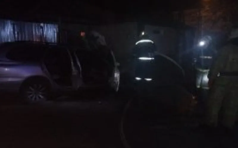 Загоревшийся в Барнауле автомобиль тушили 9 человек