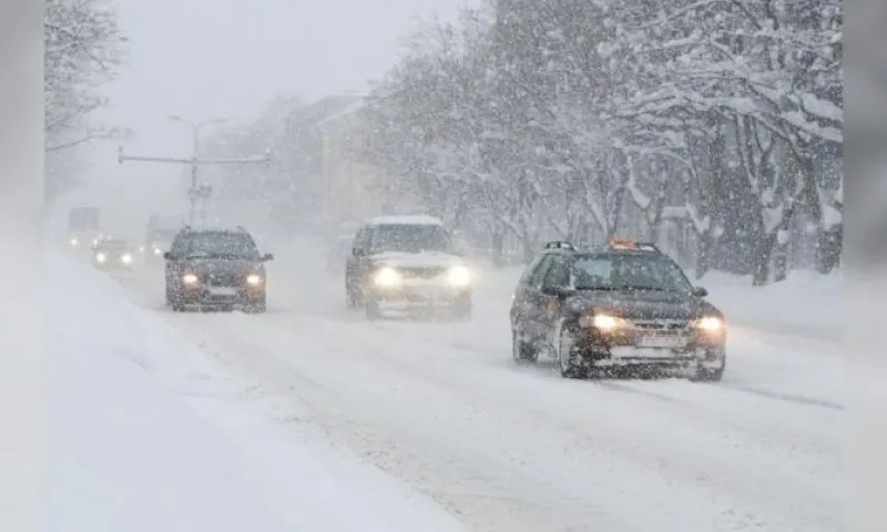 Движение транспорта затруднено из-за снегопада в Барнауле