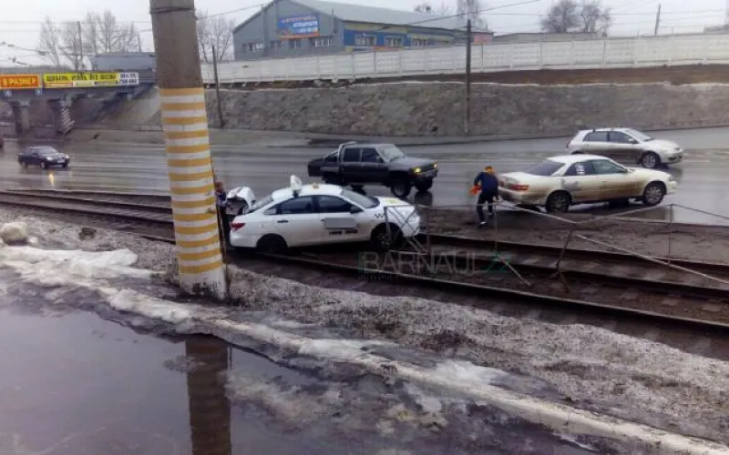 Очевидцы: такси вылетело на рельсы в Барнауле 