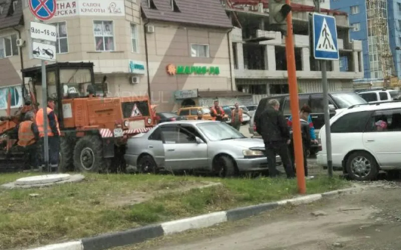 Грейдер протаранил автомобили в Барнауле 