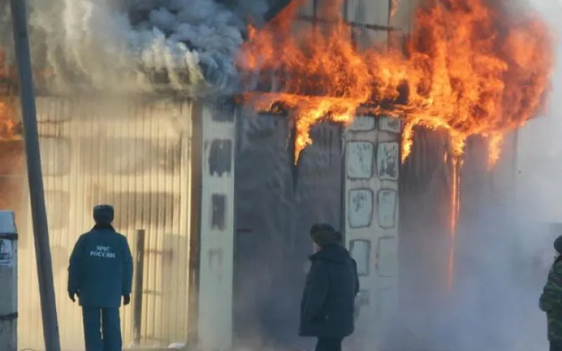 Гараж с техникой сгорел в селе Баево