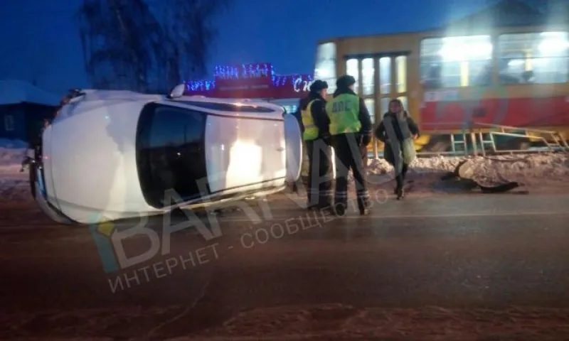 Автомобиль перевернулся набок в Барнауле