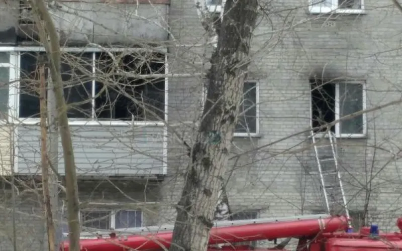 Жители многоквартирного дома эвакуированы при пожаре в Барнауле