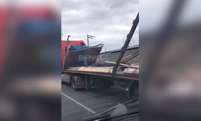 Грузовик врезался в ограничитель высоты на Старом мосту в Барнауле