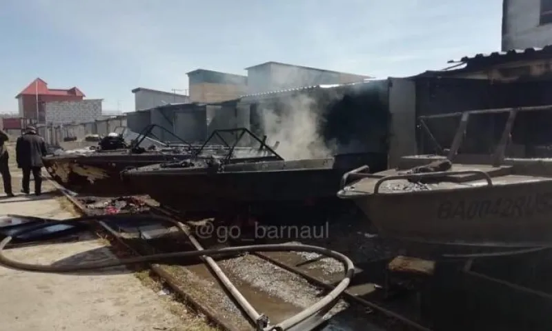 Соцсети: пожар произошёл на причале в Барнауле