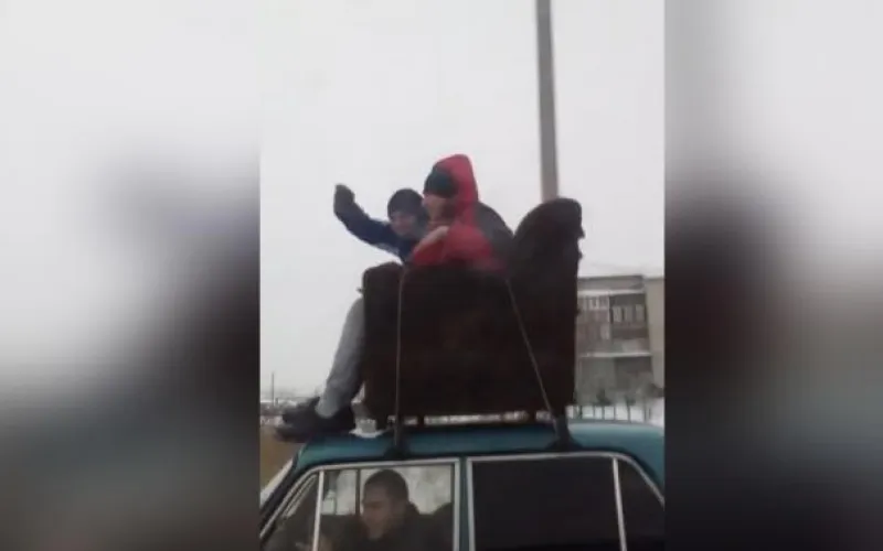 Жители Алтайского края прокатились на крыше автомобиля на диване 
