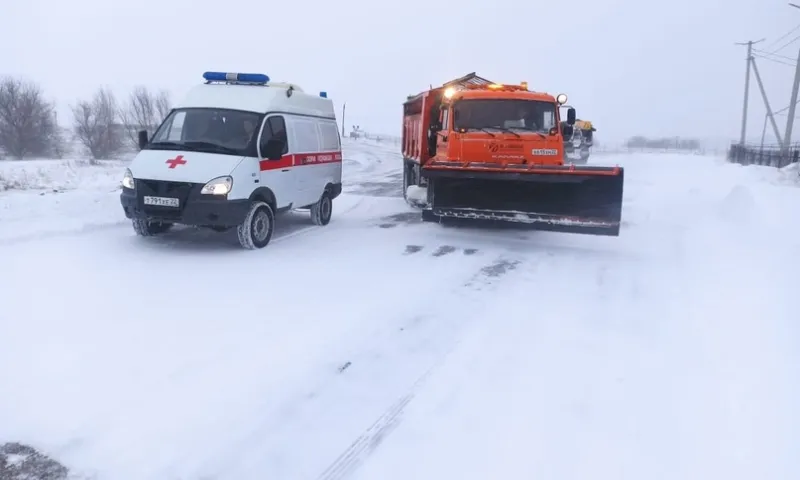 Дорожники спасли детей и роженицу во время метели в Алтайском крае