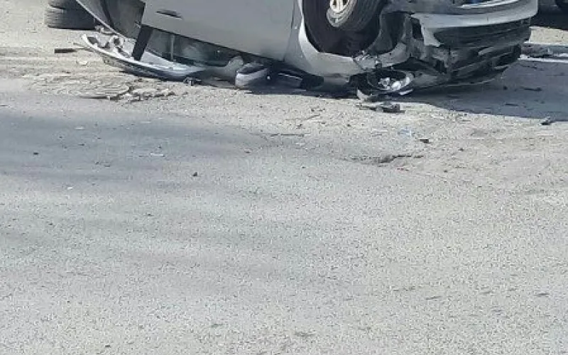 Автомобиль перевернулся на крышу во время ДТП в Барнауле 