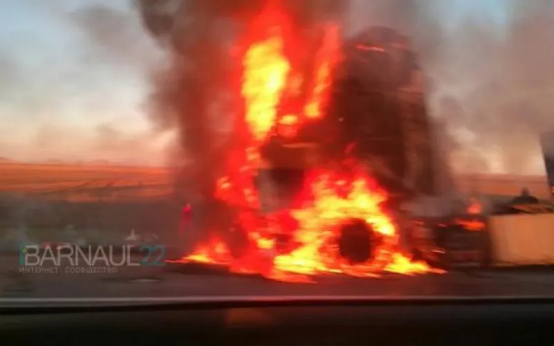 Фура сгорела на алтайской трассе 