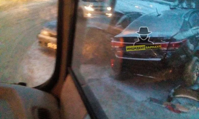 Видео: ДТП с участием пяти автомобилей произошло в Барнауле