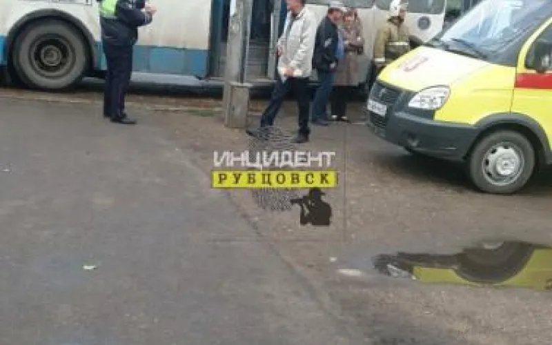 Женщина получила сотрясение мозга во время поездки на троллейбусе в Рубцовске