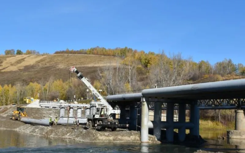 Переправу на время ремонта моста строят на Чуйском тракте