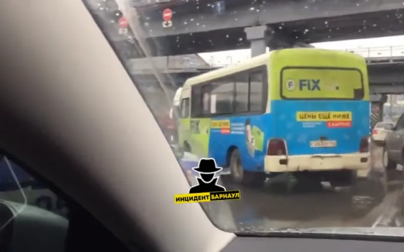 Пассажирский автобус врезался в опору моста в Барнауле