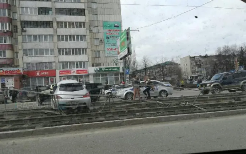 Автомобиль вылетел на трамвайные пути в центре Барнаула