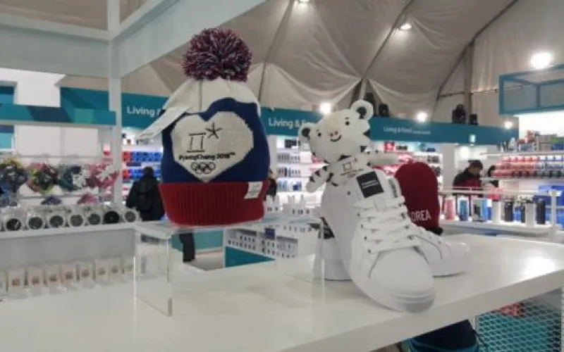 Аксессуары с российской символикой появились в официальном олимпийском магазине