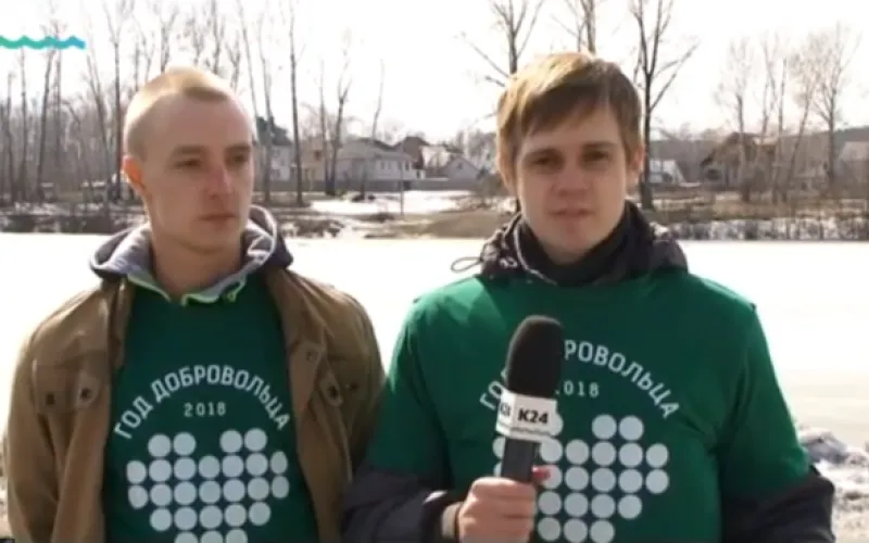 Социальные работники и волонтёры помогают жителям алтайских сёл, которые оказались в зоне паводка