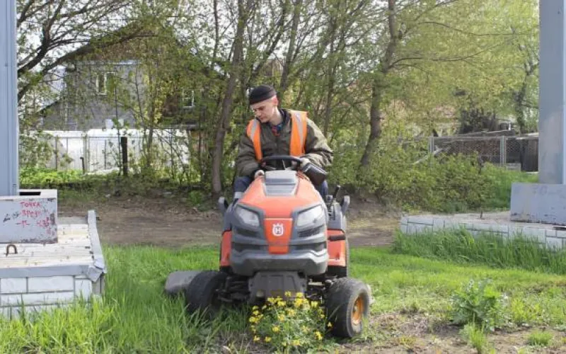 Газоны начали подстригать в Барнауле 