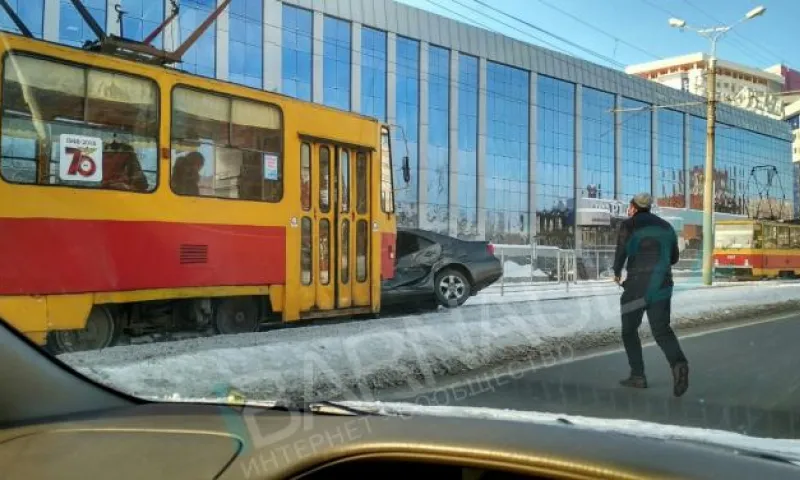 Страшная авария с участием трамвая произошла в Барнауле 