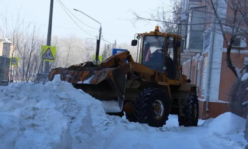 Более 2 тыс. кубометров снега вывезли за ночь с улиц Барнаула 