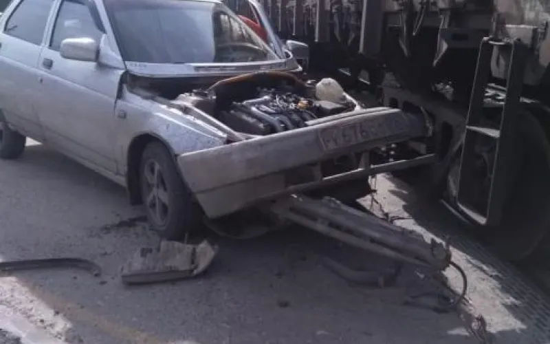 Автомобиль врезался в железнодорожный состав в Алтайском крае 