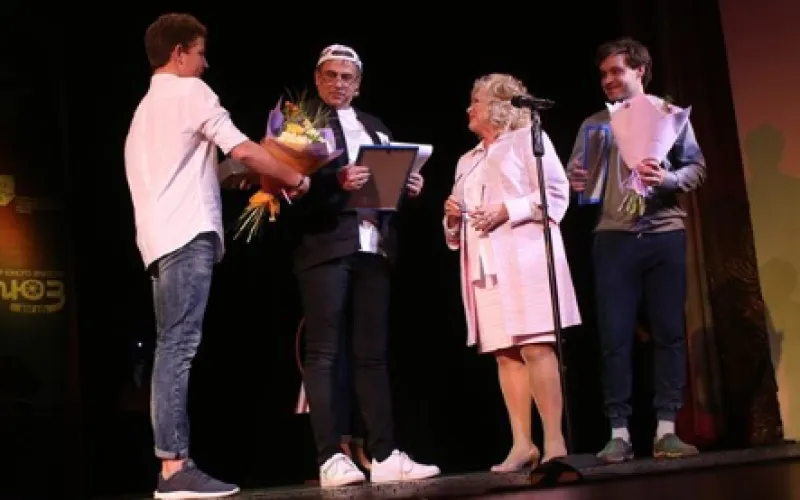 Артисты Молодежного театра Алтая получили награды на театральном фестивале Золотухина