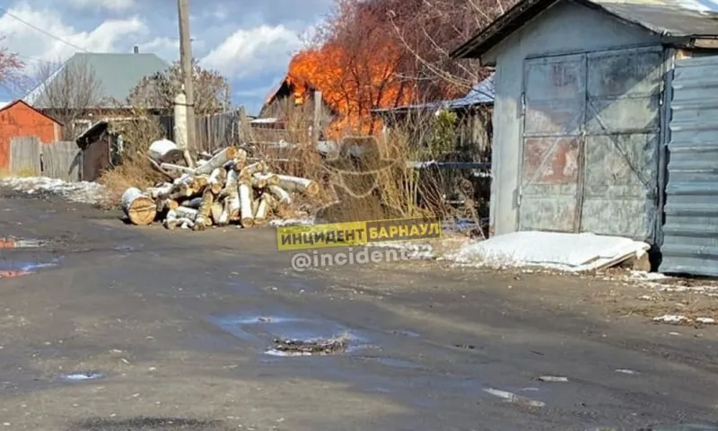 Возгорание частного дома произошло в Барнауле
