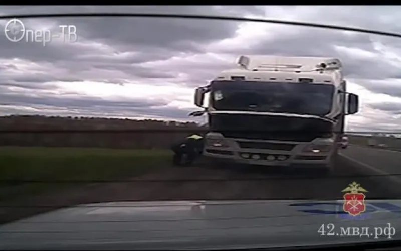 Барнаульца придавило кабиной грузовика 