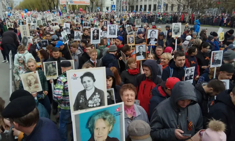 Тысячи барнаульцев встали в строй «Бессмертного полка»