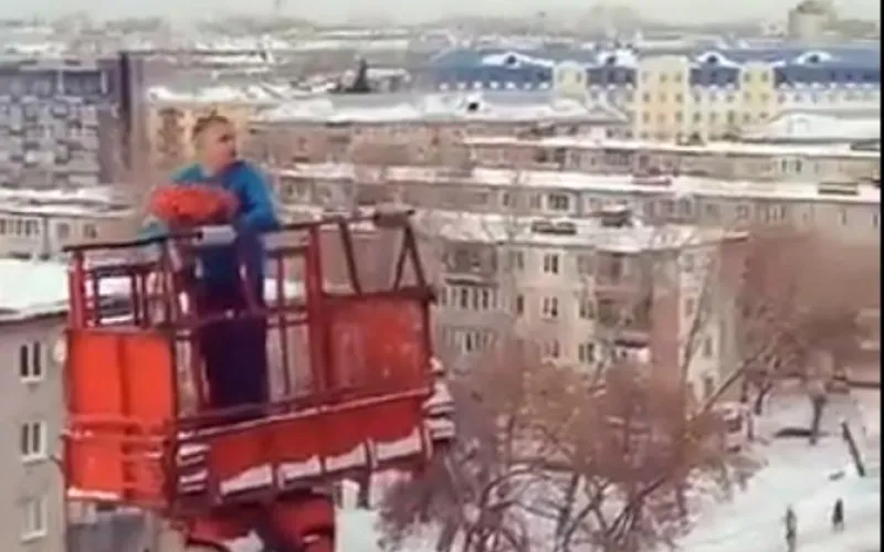 Романтика по-барнаульски: мужчина поднялся в корзине грузоподъёмного крана, чтобы подарить цветы
