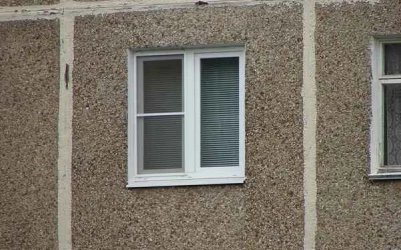 «Куртку снял, укутал его»: как мужчина спас ребёнка, которого рубцовчанка выбросила из окна