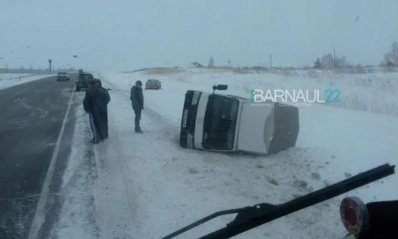 ДТП с участием трёх автомобилей произошло на трассе в Алтайском крае