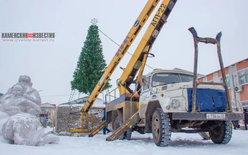 Городскую новогоднюю ёлку демонтируют в Камне-на-Оби 