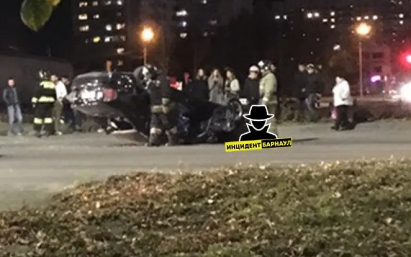 Два автомобиля перевернулись в Барнауле 8 октября