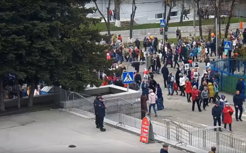 Веб-камеры К24: тысячи барнаульцев вышли на улицы города для празднования Дня Победы 