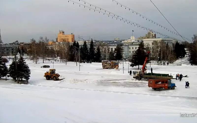 Веб-камеры К24: строители закончили демонтировать ёлку на площади Сахарова в Барнауле 