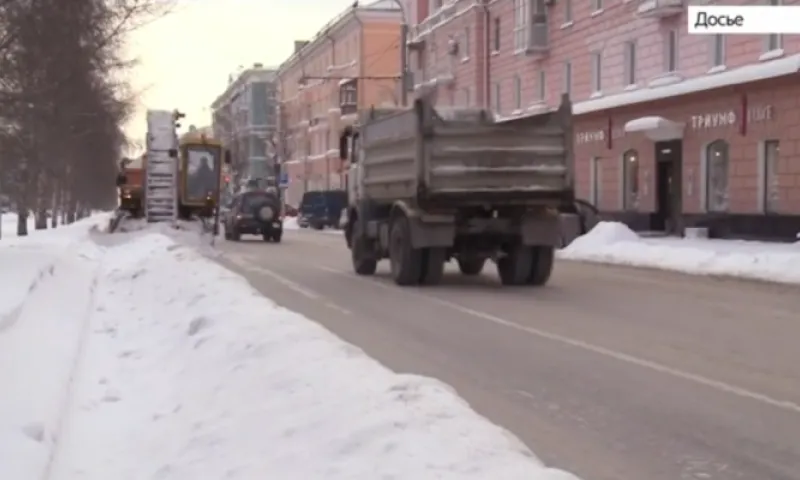 Дорожные службы противостоят гололеду в Барнауле