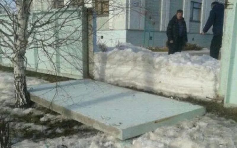 Барнаульские следователи выяснили, почему на школьницу упала бетонная плита