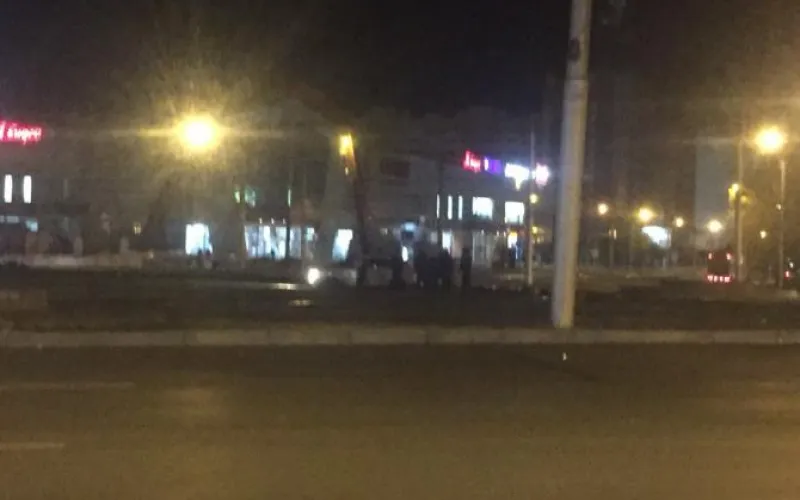 Автомобиль, уходивший от погони, вылетел за бордюр вместе с машиной ДПС в Барнауле