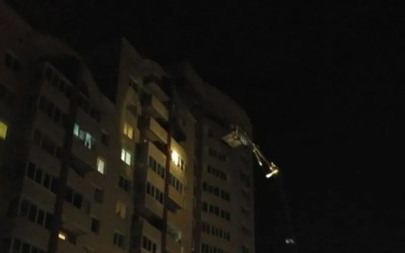 Пожар в барнаульской многоэтажке тушили 32 человека 