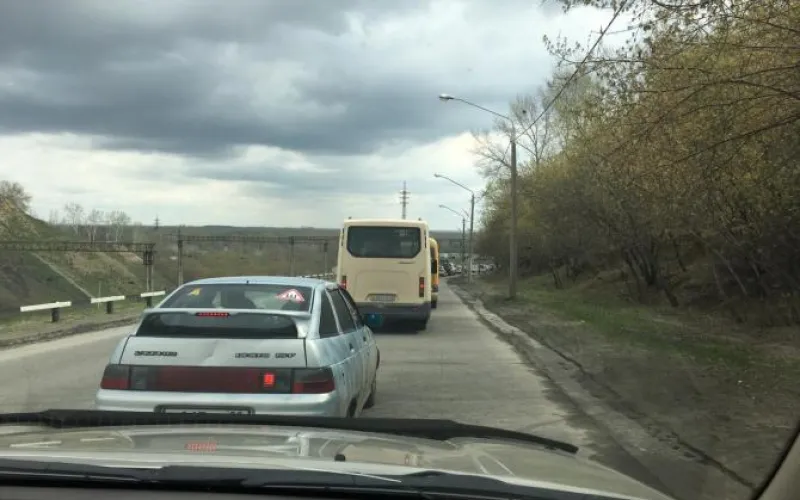 Старый мост в Барнауле вновь встал в пробке