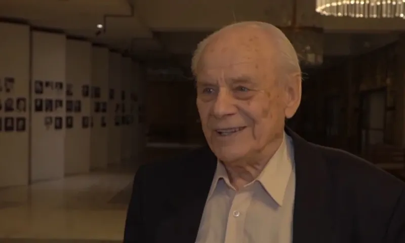 Губернатор Виктор Томенко поздравил народного артиста Георгия Обухова с 85-летием