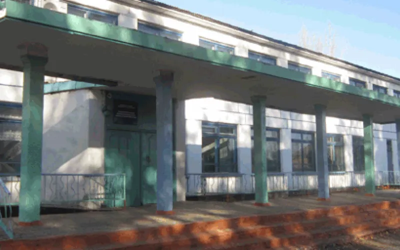 Кровлю школы в Бийском районе, которую повредил штормовой ветер, восстановили