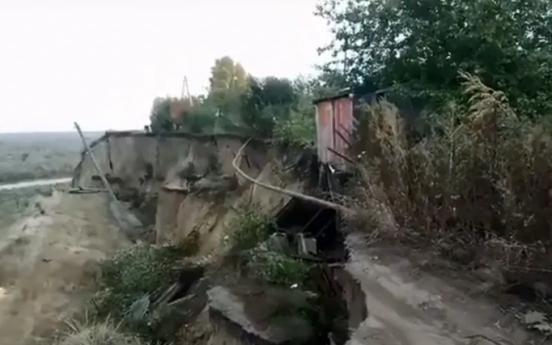 Берег Оби обвалился вместе с участком дороги в пригороде Барнаула