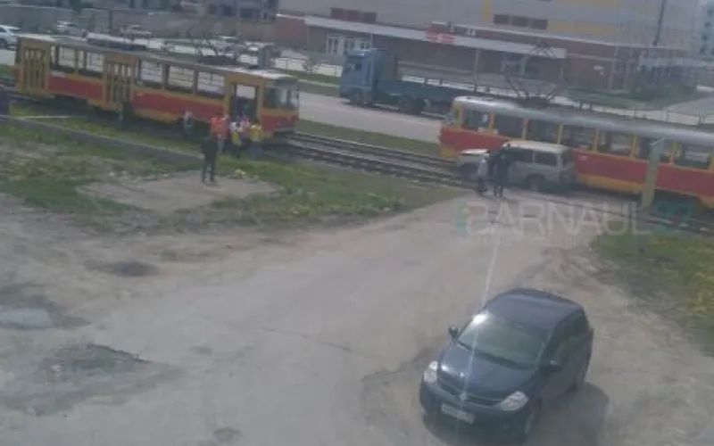 Внедорожник врезался в трамвай в Барнауле