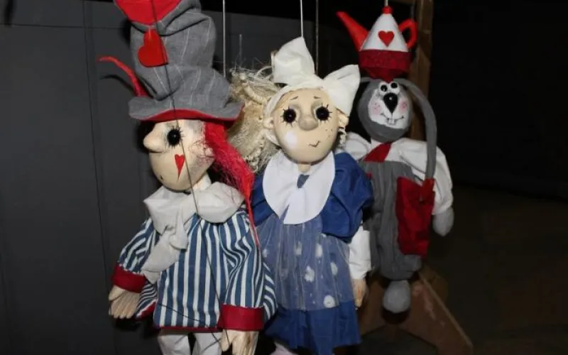 «Алису в стране чудес» репетируют в театре кукол «Сказка»