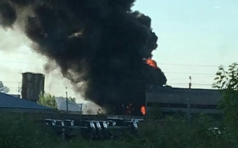 Крупный пожар произошёл на заводе в Алейске