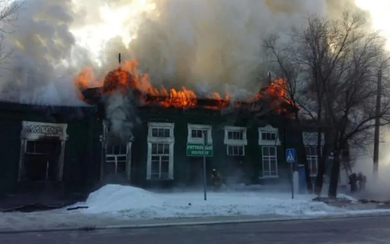 Историческое здание Барнаула горит